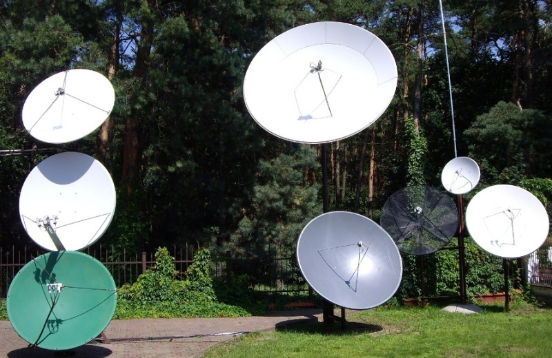 Największa z anten - 2m średnicy - wyprodukowana w zakładzoe Zdzisława Żniniewicza; pierwszy egzemplarz dla OTV Szczecin